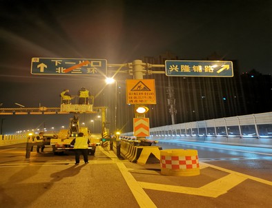 安顺郑州市北三环彩虹桥交通标志牌安装现场